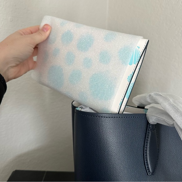 Kate Spade Tote w/insert and cover - Picture 4 of 6